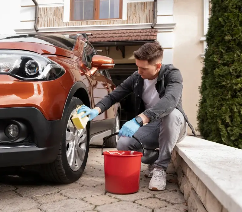 Lavage auto à domicile Châteauvieux : professionnel intervenant sur un véhicule